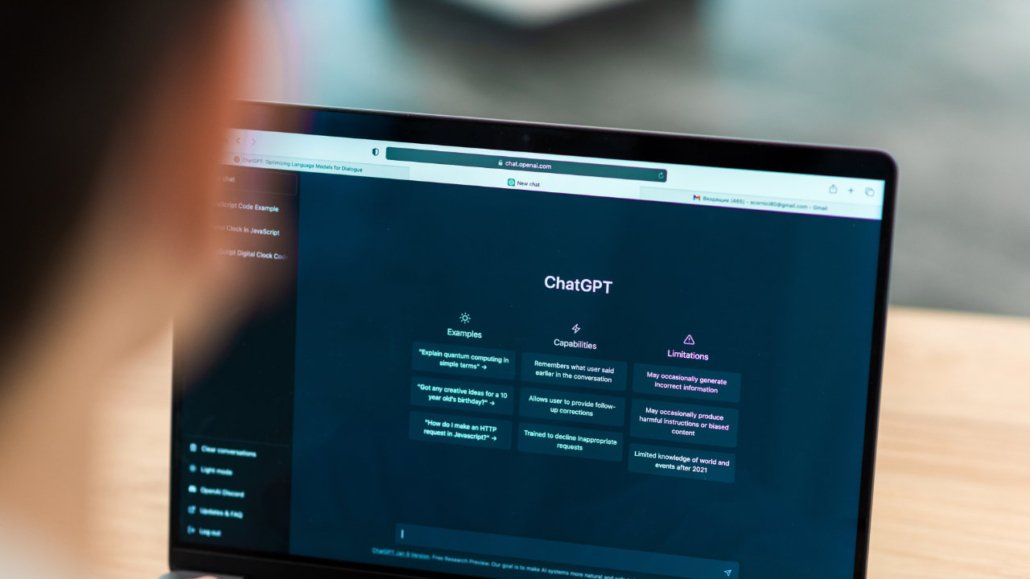 persona che usa chat GPT